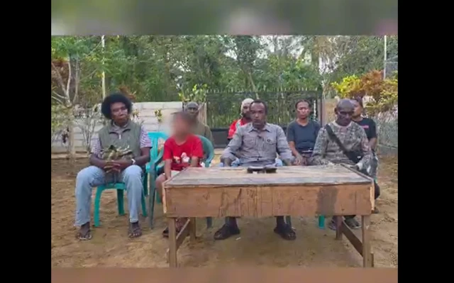 Keluarga dari Mama Yasinta di Merauke saat memberikan keterangan tentang apa yang mereka sebut Mama "diselundupkan" ke Jakarta, Sabtu (30/05).