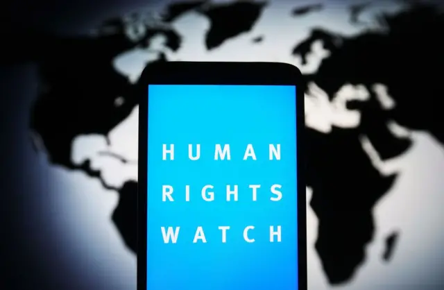 Human Rights Watch écrit sur un écran bleu de téléphone