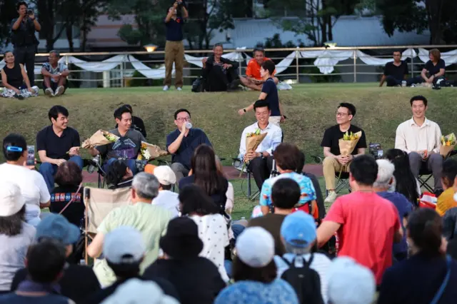 ผู้นำคนสำคัญของพรรคส้มร่วมกิจกรรม "ขอโทษจากใจ ขอไปต่อด้วยกัน” เมื่อ 13 ธ.ค. 2568 หลังนายกฯ ประกาศยุบสภา ทำให้ MOA สิ้นสุดลง โดยพรรคส้มถูกวิจารณ์อย่างหนักว่า "ถูกหลอก" ให้โหวตอนุทินเป็นนายกฯ แถมไม่ได้แก้ไขรัฐธรรมนูญ