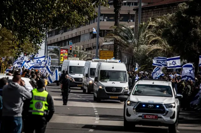 La caravana que trasladaba los cuerpos de los niños Bibas.