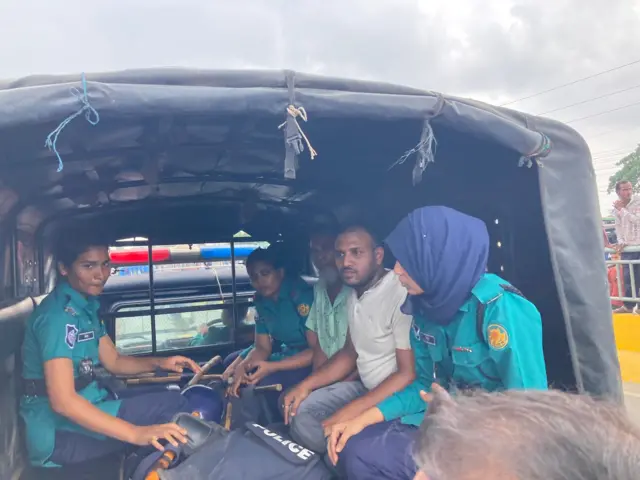 পুলিশ গ্রেফতার 