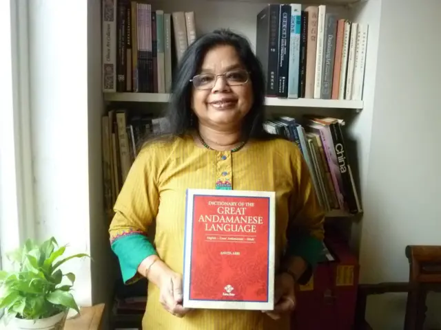Prof Abbi sözlüğüyle poz veriyor.