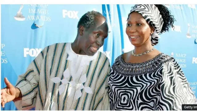 Oloogbe Ngũgĩ ati iyawo rẹ keji;Njeeri, obinrin naa ba a ṣiṣẹ ni Yunifasit California