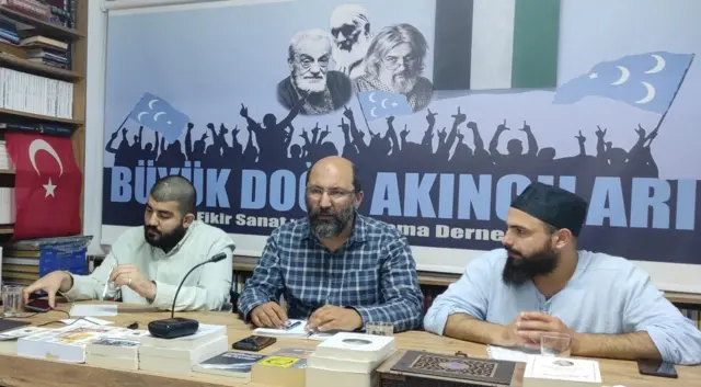 Derneğin bir söyleşi programında üç kişi konuşuyor. Arkada Salih Mirzabeyoğlu, Necip Fazıl Kısakürek ve Nakşibendi Şeyhi Abdülhakim Arvasi'nin resimleri bulunuyor. Ayrıca İBDA-C'nin bayrağı bulunuyor. 
