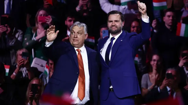 Віктор Орбан із Джей Ді Венсом на своєму передвиборчому мітингу в Угорщині