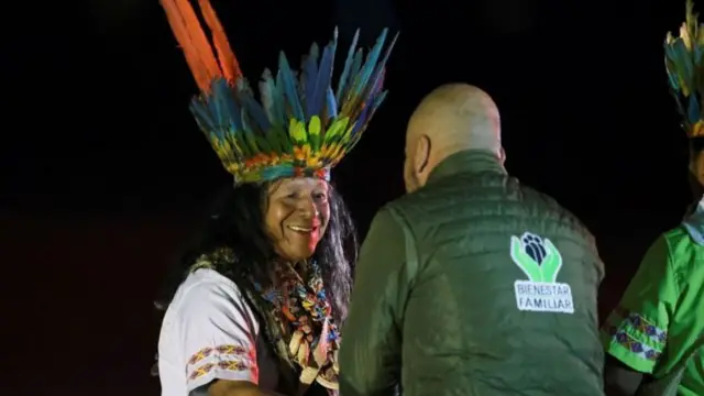 Integrante da comunidade indígena Taita na base aérea militar na Colômbia, no diaque foram resgatados os menores perdidos na selva