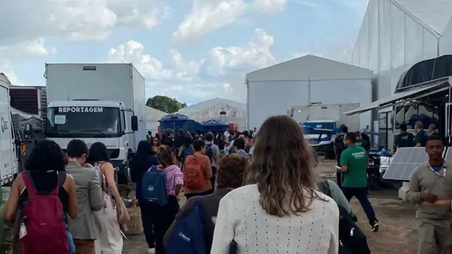 Pessoas do lado de fora de pavilhão da COP evacuado após incêndio