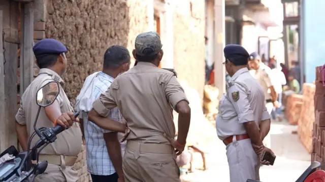 गांव में पुलिस तैनात