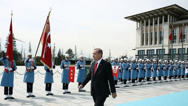 Presidente turco Recep Tayyip Erdogan passa por uma guarda de honra no Palácio Presidencial em Ancara, Turquia, em 22 de abril de 2015