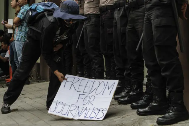 Foto ilustrasi: Seorang pengunjuk rasa membentangkan spanduk bertuliskan "Kebebasan Untuk Jurnalis"