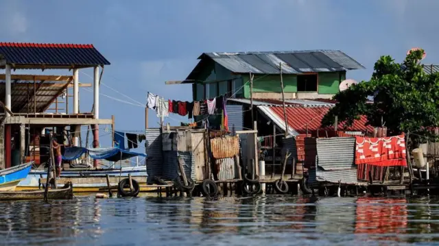 په ګډدي سګډوب کې ګڼه ګوڼه یوه ستونزه ګرځېدلې وه، چې کورونه د اوبو پر سطحه یا پورته جوړ شوي