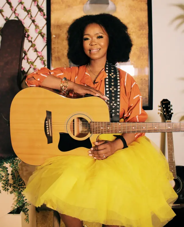 Zahara yari azwiho ubuhanga mu gucuranga guitar no kuririmba