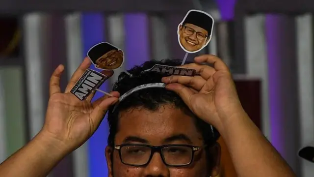 Simpatisan pasangan Capres dan Cawapres dari Koalisi Perubahan Anies Baswedan dan Muhaimin Iskandar saat mengikuti Rapat Pleno Terbuka Pengundian dan Penetapan Nomor Urut Pasangan Capres dan Cawapres Pemilu Tahun 2024 di Gedung KPU