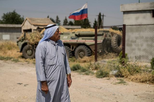 Un anciano sirio pasea cerca de un tanque ruso