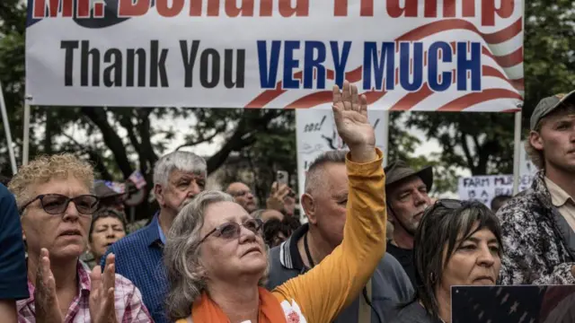 Manifestantes blancos dan las gracias a Trump en una manifestación en Pretoria.