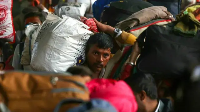 भगदड़ के बाद लोग रेलवे स्टेशनों पर जमा हुए हैं