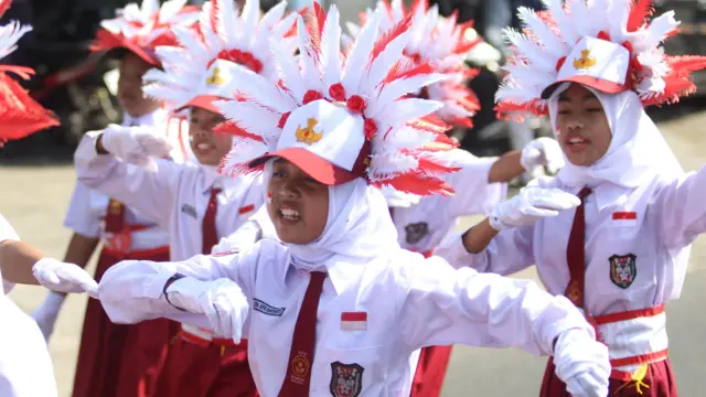 Sejumlah pelajar mengikuti Gerak Jalan Karakter Rute Gerilya Kemerdekaan di Kota Kediri, Jawa Timur, Sabtu (26/08)