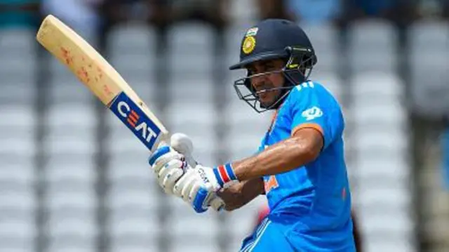 එක්දින ඉතිහාසයේ ද්විත්ව ශතකයක් රැස් කළ ලාබාලතම පිතිකරුවා ලෙස ශුබ්මන් ගිල් වාර්තා අතරට එක්ව සිටියි.