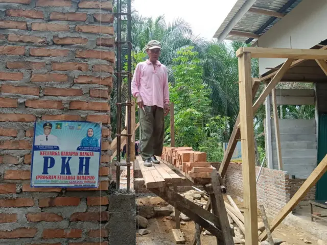 Beberapa hari lalu, Saring memperoleh bantuan bedah rumah dari pemerintah desa.