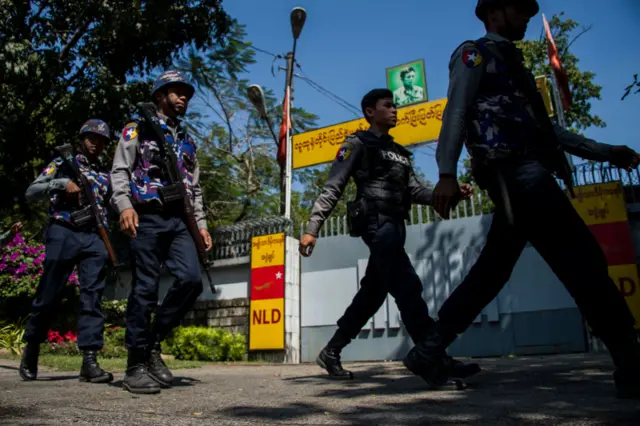 ရန်ကုန်မြို့၊ တက္ကသိုလ်ရိပ်သာလမ်းပေါ်က ဒေါ်အောင်ဆန်းစုကြည်ရဲ့နေအိမ်ခြံဝင်းရှေ့မှာ တွေ့ရတဲ့ စစ်ကောင်စီ လုံခြုံရေးတပ်ဖွဲ့ဝင်တွေ 