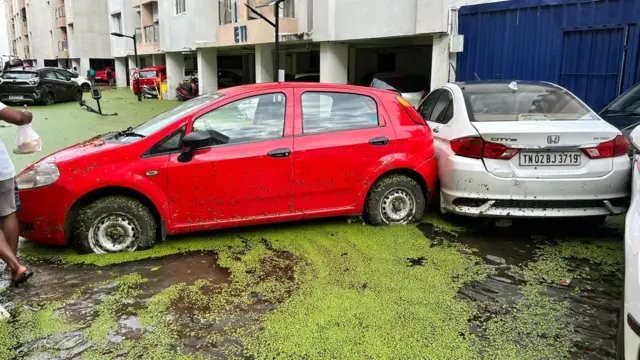 சென்னை வெள்ளம் கார்கள் சேதம்