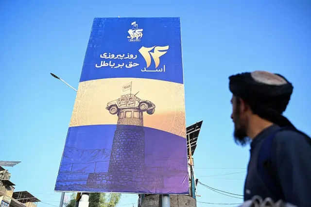 Un gran letrero con eslóganes de los talibanes