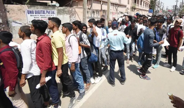 বিহারের পাটনায় ‘অগ্নিবীর’ প্রকল্পে সেনায় ভর্তি হতে পরীক্ষার্থীদের লাইন