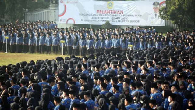 Sejumlah Pegawai Pemerintah dengan Perjanjian Kerja (PPPK) dan Aparatur Sipil Negara (ASN) mengikuti pelantikan di Lapangan Tegar Beriman, Cibinong, Kabupaten Bogor, Jawa Barat, Kamis (28/3/2024).