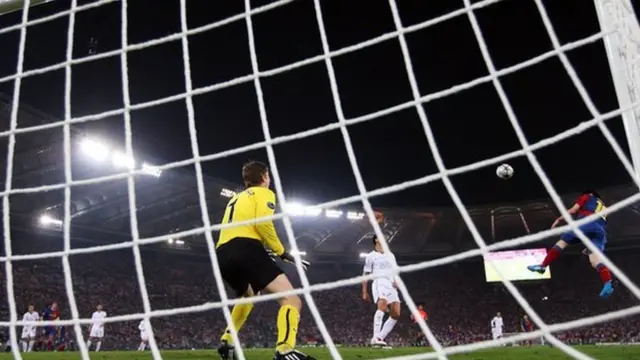 Nta kindi kintu Ferdinand yakoze, uretse kuraba Messi agurutse mu kirere maze ahohosha Manchester United mu 2009