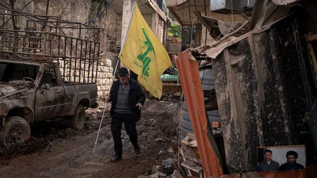 Мужчина с флагом «Хезболлы»