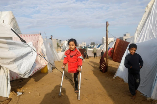 अपने घर से दूर रफ़ाह में एक शरणार्थी कैंप में ग़ज़ा के बच्चे. तस्वीर जनवरी 2024 की है.