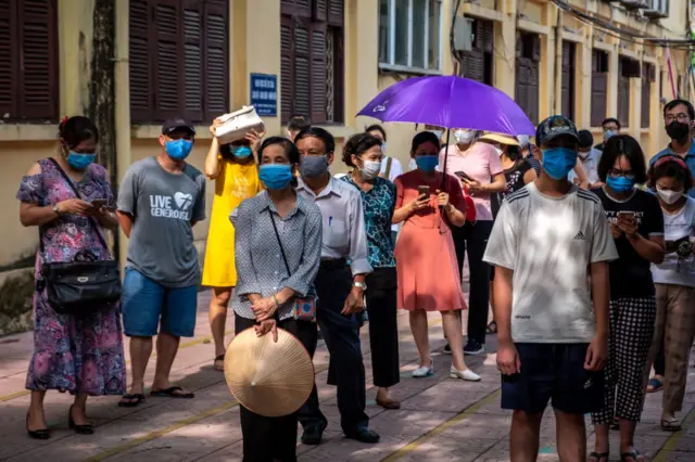 Ảnh minh họa người dân xếp hàng chờ đợi