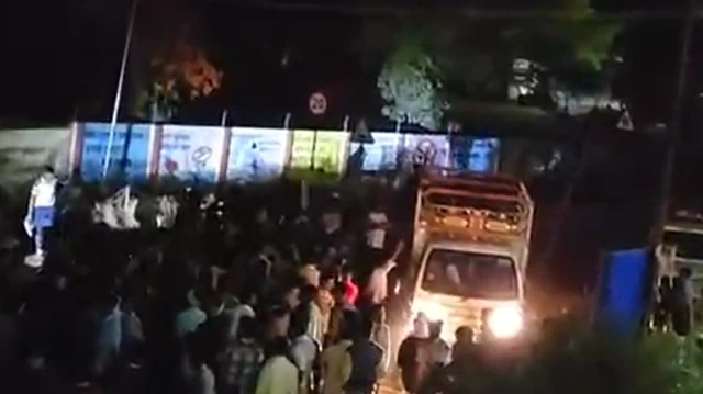 या अनधिकृत पुतळ्यांवरून गावात ताणतणाव, मारहाण, वादावादी आणि काही ठिकाणी संचारबंदीही लागू करावी लागली आहे.