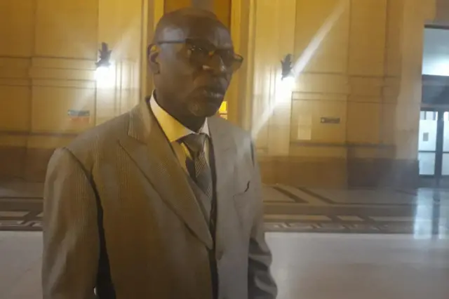 Ababuranira Séraphin Twahirwa bavuga ko afise ibikomere bijanye no kutiga, kuyoberwa mw’ishure, umubano mubi n'umugore wiwe, kandi ko ibi vyamuteye ihahamuka.