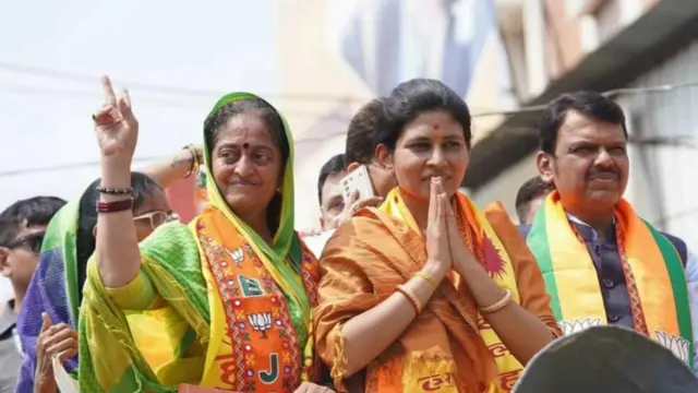 स्मिता वाघ (डावीकडे)