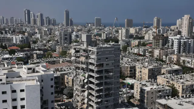 İran balistik füzelerinin 15 Haziran 2025'te İsrail'in merkezi Bat Yam'ı vurmasının ardından hasar gören binalar