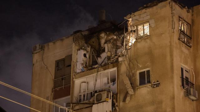 Ракета попала в жилой дом в Израиле
