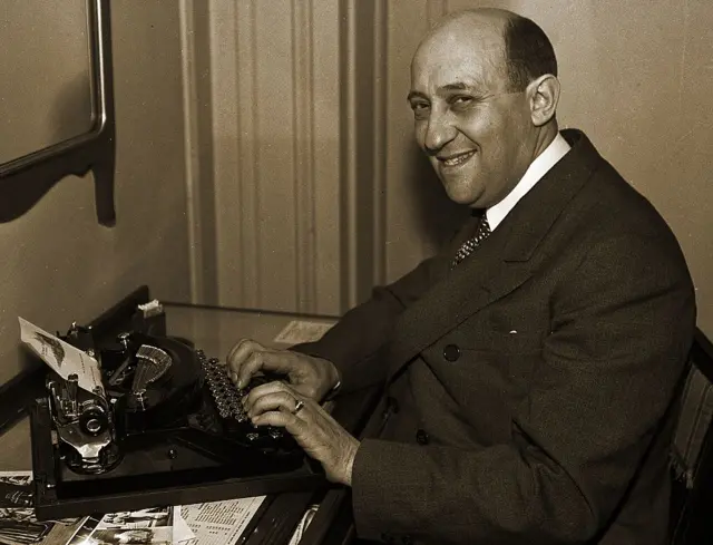 Morris Fishbein sonriendo y escribiendo a máquina