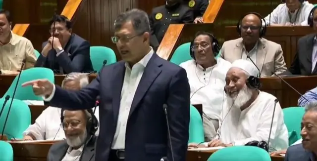 রোববার সংসদে স্বরাষ্ট্রমন্ত্রী তার বক্তৃতার সময়ে অন্তর্বর্তী সরকারের সময়কার দুর্নীতির প্রসঙ্গ তুলেছিলেন