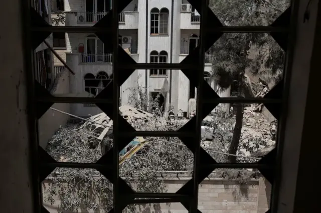 Đổ nát sau cuộc không kích của Israel vào một tòa nhà ở Tehran, Iran, vào thứ Hai (24/6) Đổ nát sau cuộc không kích của Israel vào một tòa nhà ở Tehran, Iran, vào thứ Hai (24/6)