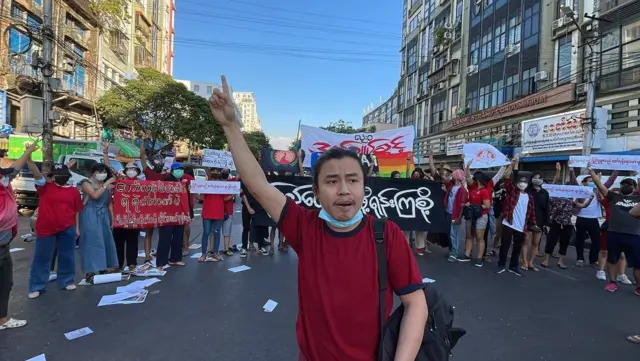 ရန်ကုန်မြို့ပေါ်မှာဆန္ဒထုတ်ဖော်နေတဲ့သပိတ်ခေါင်းဆောင် ကိုနန်းလင်း 