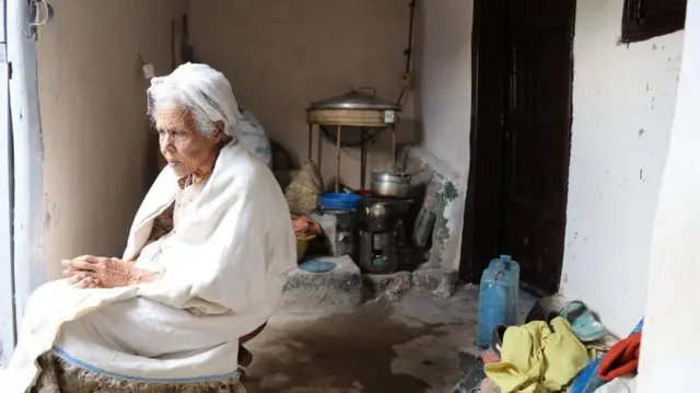 ወ/ሮ መሠረት