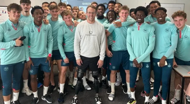 Shaun va parler aux sportifs de tout le pays pour les sensibiliser à la conduite sécuritaire.