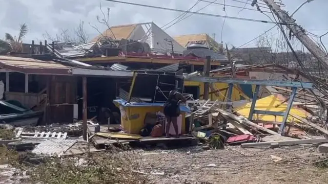 Mulher choraas 20 melhores casas de apostasfrente  a destroçosas 20 melhores casas de apostasuma casa e um poste caído