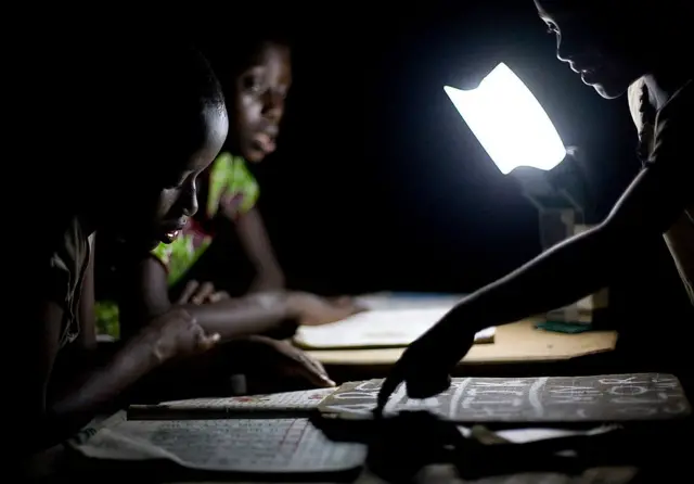 enfants qui étudient dans le noir