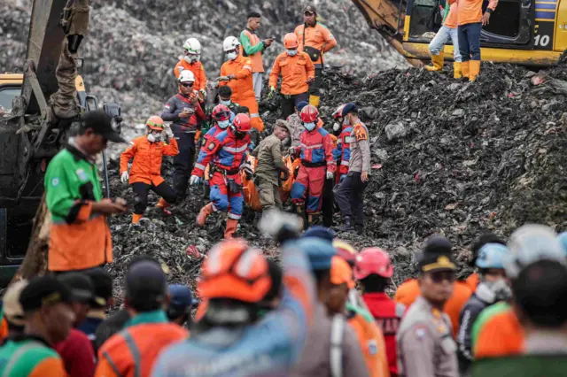Sejumlah petugas gabungan membawa kantung berisi jenazah korban longsor gunungan sampah usai ditemukan di Tempat Pengolahan Sampah Terpadu (TPST) Bantargebang, Bekasi, Jawa Barat, Senin (9/3/2026). Berdasarkan data sementara dari Basarnas DKI Jakarta pada Senin (9/3) siang, sebanyak lima orang meninggal dunia dan empat lainnya masih dalam proses pencarian akibat longsoran sampah di TPST tersebut. 