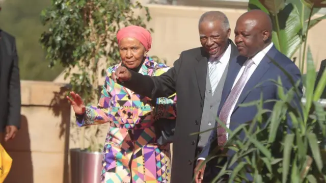 Uwahoze ari Perezida wa Afurika y’epfo Thabo Mbeki n’umugore we Zanele Mbeki na bo bitabiriye kurahira kwa Cyril Ramaphosa