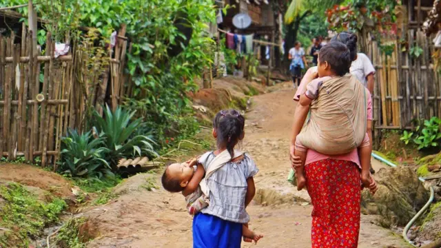 နိုဖိုးစခန်းက ဒုက္ခသည်တွေ 