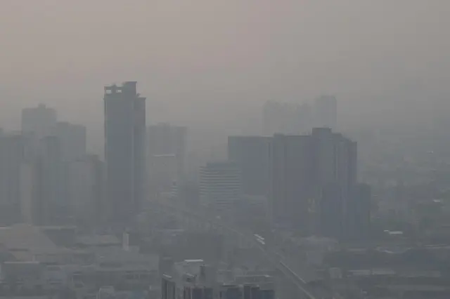 ภาพถ่ายสถานการณ์ฝุ่น PM 2.5 ที่กรุงเทพมหานครเมื่อช่วงเช้าวันที่ 9 มี.ค. ที่ผ่านมายังวิกฤต 