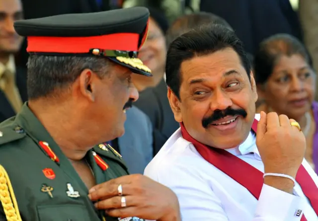  ශ්‍රී ලංකා ජනාධිපති මහින්ද රාජපක්ෂ (දකුණේ) සහ යුද හමුදාපති ලුතිනන් ජෙනරාල් සරත් ෆොන්සේකා (වමේ) 